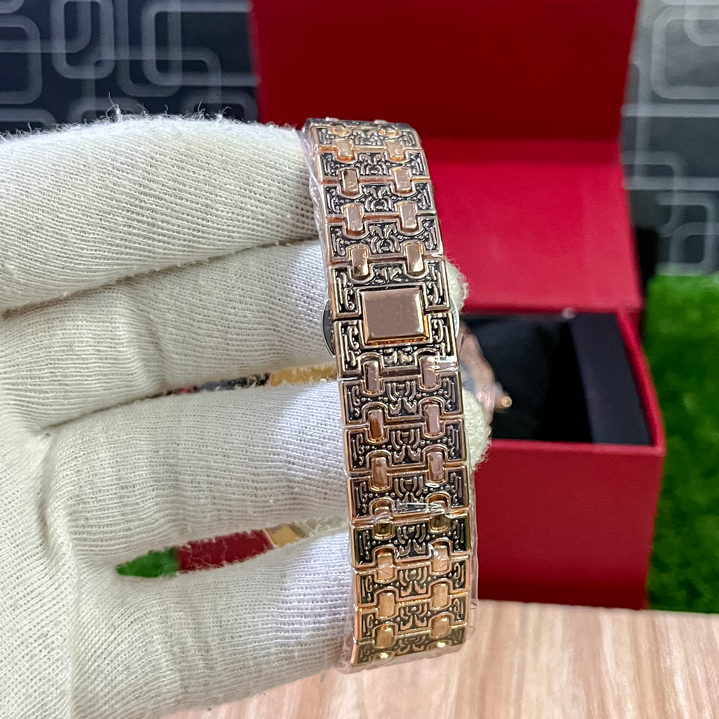 Old Money Engraved Watch - White